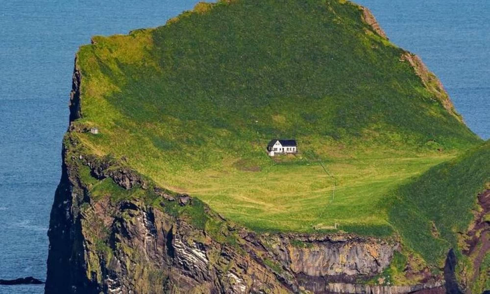 Ισλανδία: Το λευκό γραφικό σπιτάκι στο απομακρυσμένο νησί